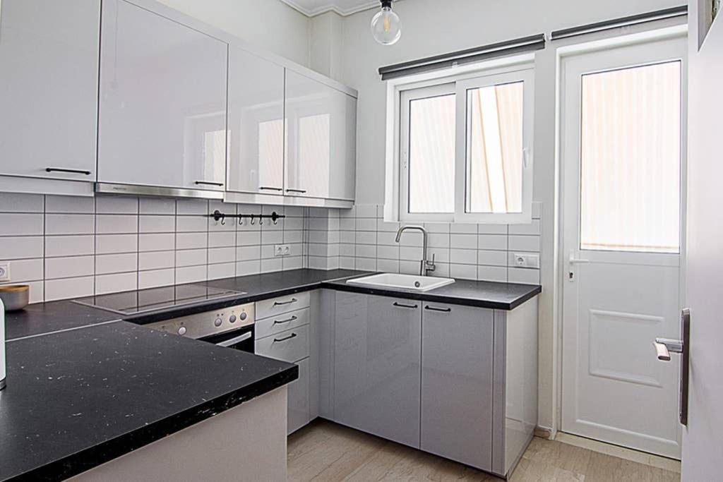 Cozy Flat With 1 Bedroom Next To Metro Station Atenas Exterior foto